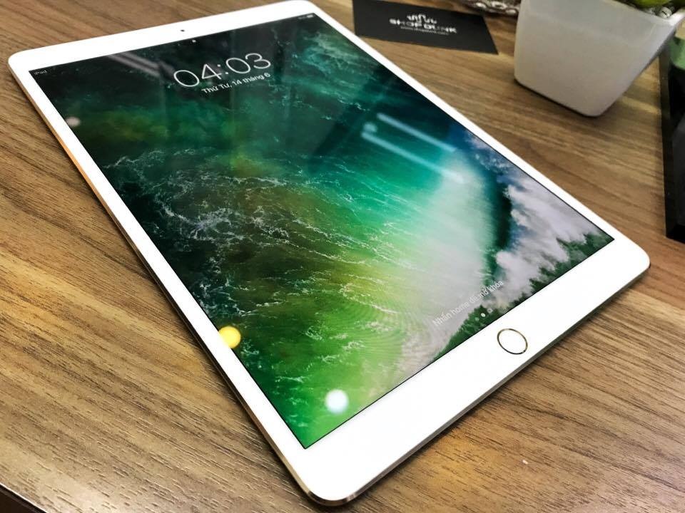 iPad Pro 10.5 bất ngờ xuất hiện tại Việt Nam, có giá xấp xỉ 21 triệu đồng - 2
Máy chạy iOS 10 rất mượt mà, sử dụng các app linh hoạt, dễ tương tác, và có cảm giác mỏng manh hơn thế hệ cũ.