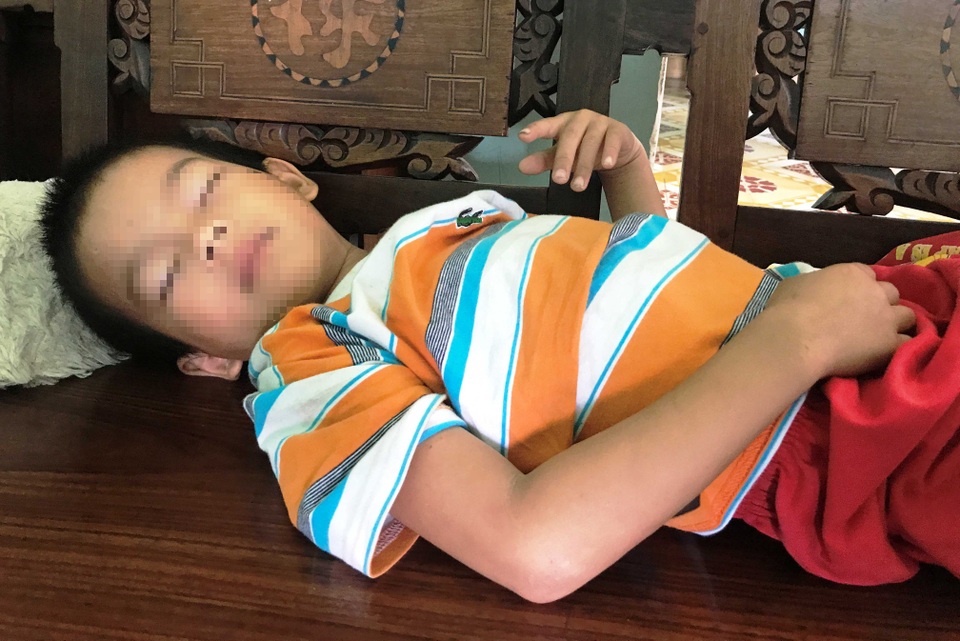 Hai anh em trai nghi bị mẹ bỏ rơi trước Làng Thiếu niên Thủ Đức - 4
Cả hai bé trai say ngủ sau một đêm thức trắng, khóc đòi mẹ