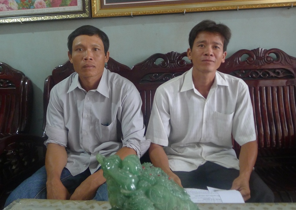 Lúa chết 2 năm, 40 hộ dân bị "quên" hỗ trợ? - 3
Anh Trần Văn Hoan và anh Trương Thanh Phúc cho rằng tiền hỗ trợ của họ đã bị giảm gần 1 nửa.