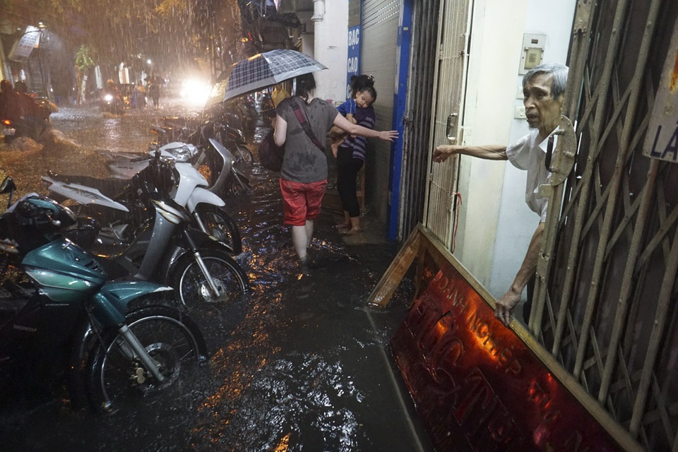 Trung tâm phố cổ Hà Nội tiếp tục ngập sâu trong biển nước - 5 Nước ngập sâu tràn vào toàn bộ tầng một những ngôi nhà trên phố.