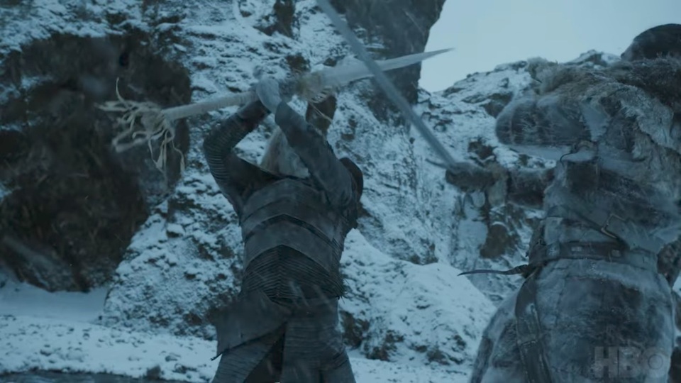 Jon Snow thực hiện cuộc chiến “một - một” với xác sống Bóng Trắng. Lần cuối cùng Jon Snow có một cuộc đụng độ với Bóng Trắng là ở phần 5. Thanh gươm trứ danh “Móng vuốt dài” được làm từ thép Valyrian huyền thoại luôn đồng hành cùng Jon Snow.