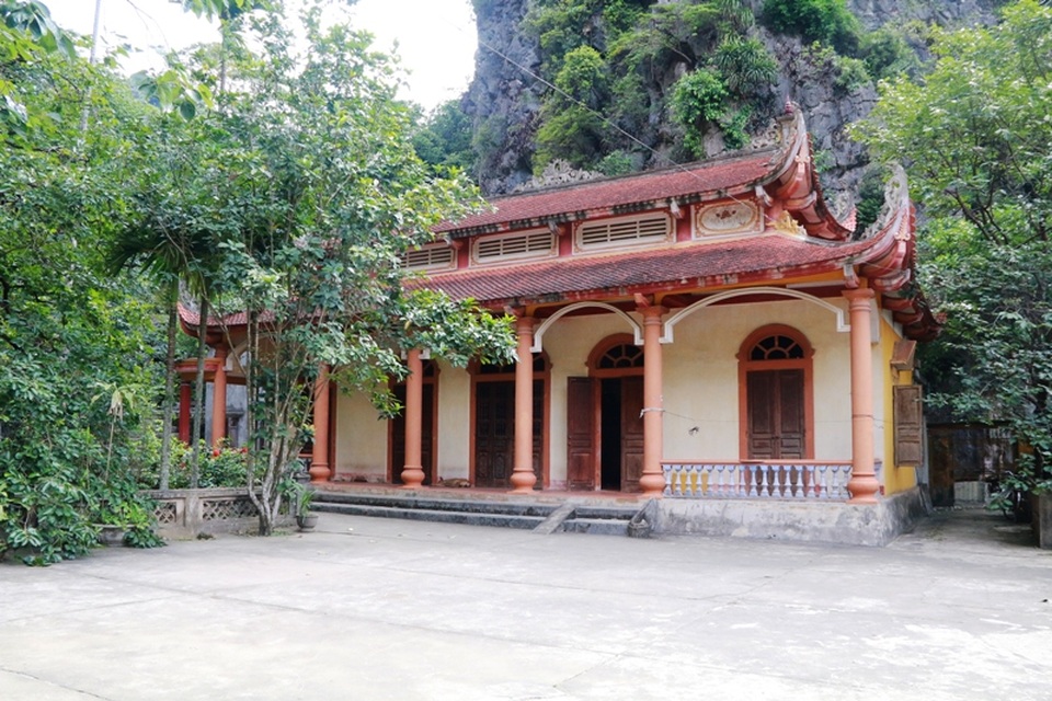 Tên chùa Bích Động được chúa Trịnh Sâm đặt vào năm 1774. Khi du lịch chưa phát triển chùa Bích Động nằm ẩn mình, là chốn thanh tịnh để nhiều người đến bái, nương nhờ của Phật. Hiện nay, nơi đây cũng là điểm tham quan hấp dẫn với nhiều du khách bởi không gian tuyệt đẹp nơi đây.