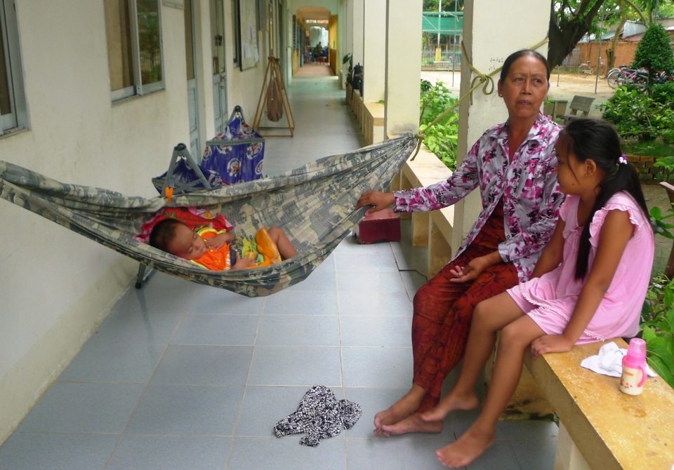 Nhà trong khu vực sạt lở nguy hiểm, 15 hộ dân vẫn “liều mình” vào ở - 7 Hiện nay tại trường tiểu học A Mỹ Hội Đông có hơn 10 hộ dân sinh sống... chờ KDC