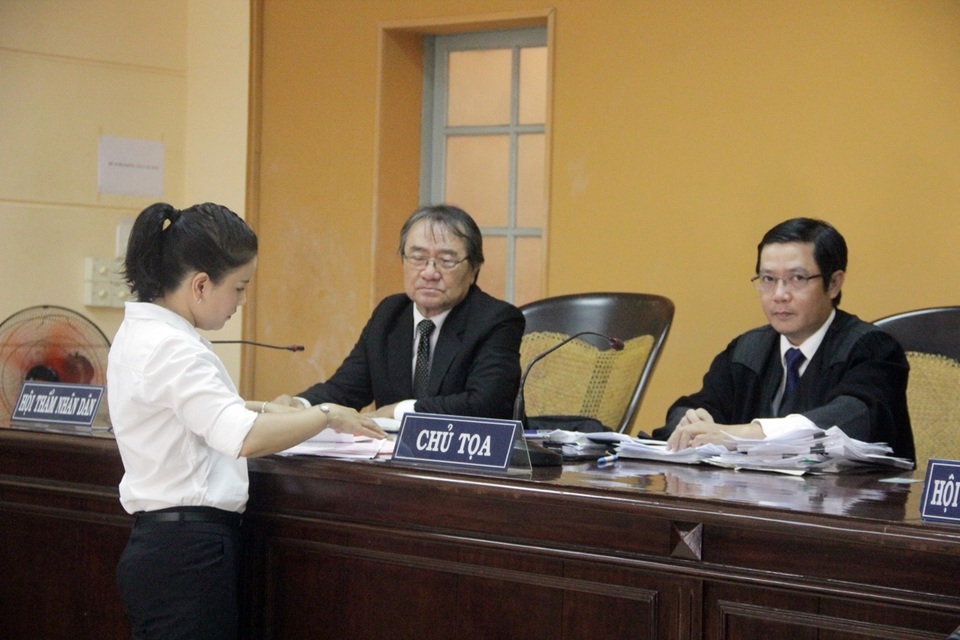 Nghệ sĩ Ngọc Trinh khóc nức nở tại tòa - 4 Ngọc Trinh nộp các hóa đơn, chứng từ cho HĐXX.