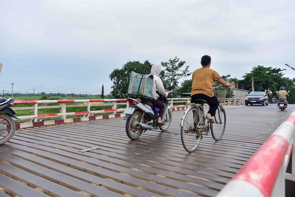 
Là cây cầu trọng điểm trên tuyến tỉnh lộ 427 bắc qua sông Nhuệ nối huyện Thường Tín và huyện Thanh Oai, mấy năm trở lại đây, lượng phương tiện giao thông đi lại lớn nên cầu xuống cấp, hư hỏng nặng.
