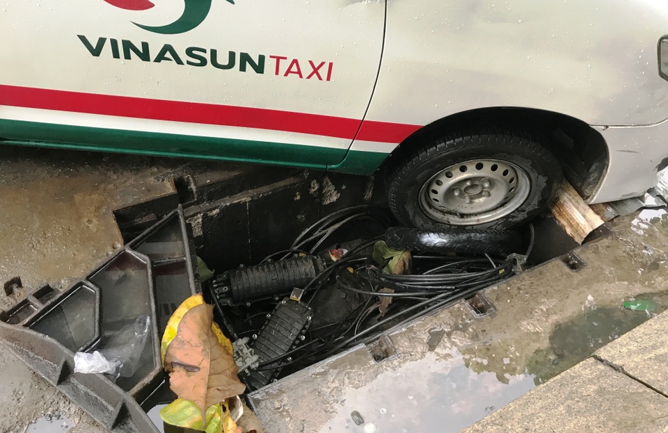 Tài xế “dính bẫy”, taxi lọt hố công trình giữa Sài Gòn - 4 Phần đầu chiếc taxi bị rơi xuống hố sâu và rộng.