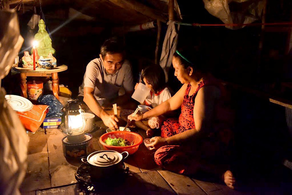 20 năm sống trên ghe, soi đèn dầu giữa Sài Gòn - 8 Chiếc thuyền bé xíu là nơi sinh hoạt, ăn uống của 3 thành viên.