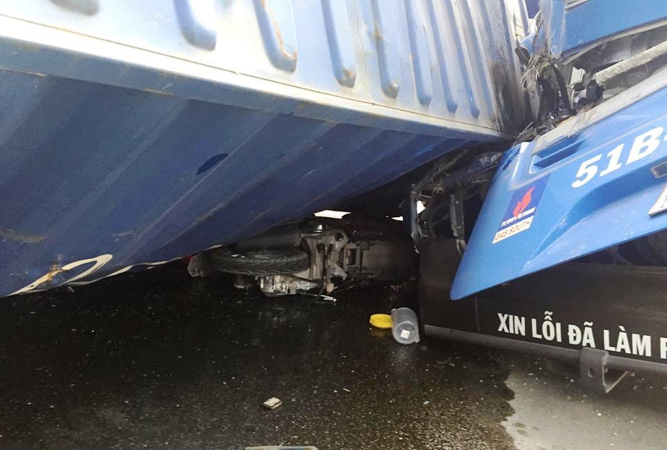 
Chiếc xe máy của người đàn ông nằm gọn dưới thùng container, người đi xe máy tự bò ra khỏi gầm...
