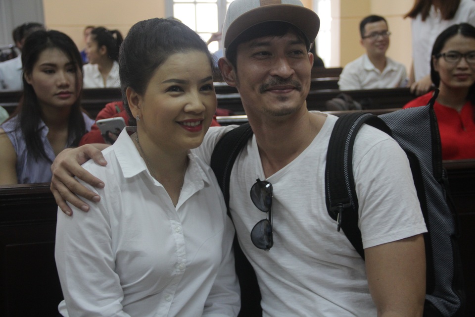 Ngọc Trinh thắng kiện Nhà hát Kịch TPHCM - 4 Huy Khánh tới tòa rất sớm để động viên Ngọc Trinh
