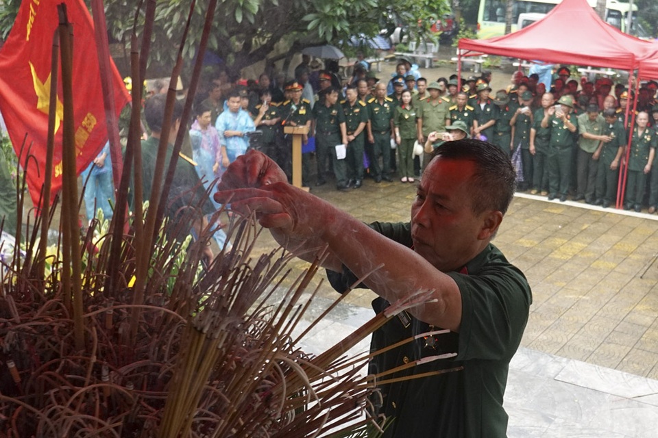 Trở về bên đồng đội yên nghỉ nơi chiến trường biên giới Vị Xuyên - 4
Cựu binh Nguyễn Ngọc Thạch dâng hương tưởng nhớ đồng đội. Anh Thạch không thể quên được trận đánh ngày 12/7 vì đúng ngày sinh nhật mình. Anh Thạch nhập ngũ năm 1983, thuộc trung đội 12,7mm, D7, E149, F356, hiện là trưởng ban liên lạc của các cựu binh F356 tại Hà Nội.
