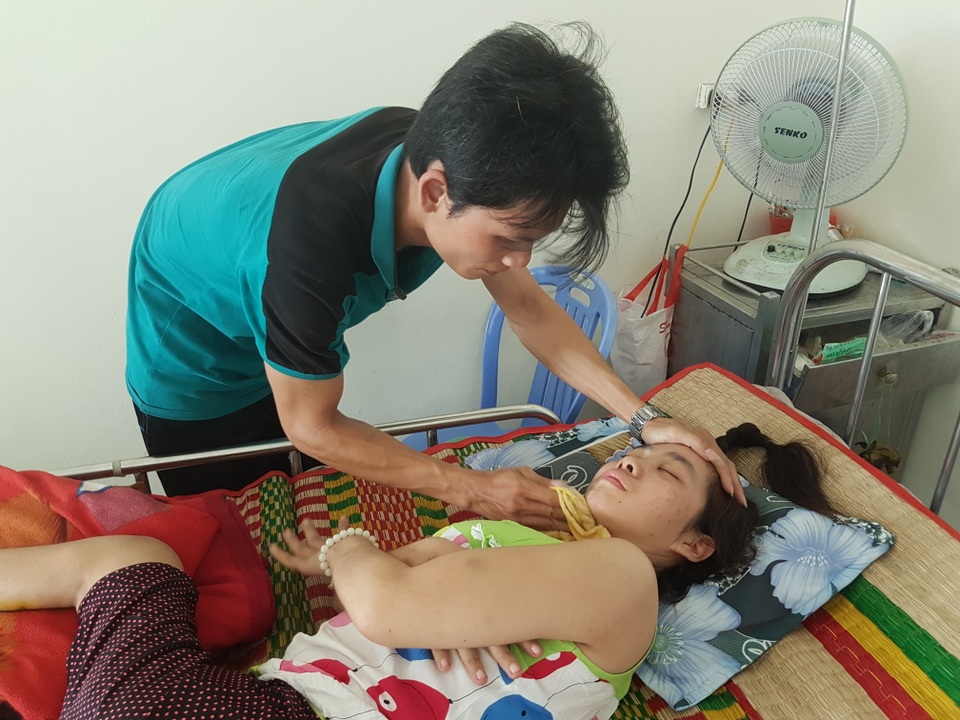 Xót xa cảnh chồng nuôi vợ bị liệt vì di chứng lao não - 4 Hàng ngày, anh Hiển phải túc trực để chăm sóc cho vợ