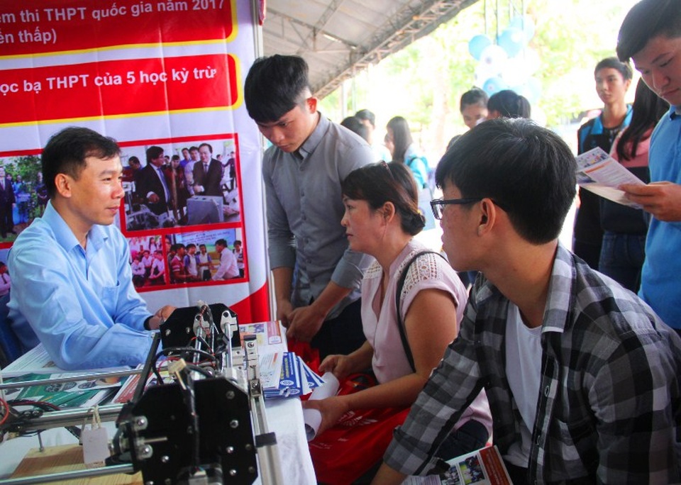 Thí sinh lo học ngành gì ra trường có việc làm ngay, lo học phí tăng - 6
Nhiều bậc phụ huynh cùng con đến Ngày hội Tư vấn Xét tuyển để được tư vấn xét tuyển ngành, nghề cho phù hợp.