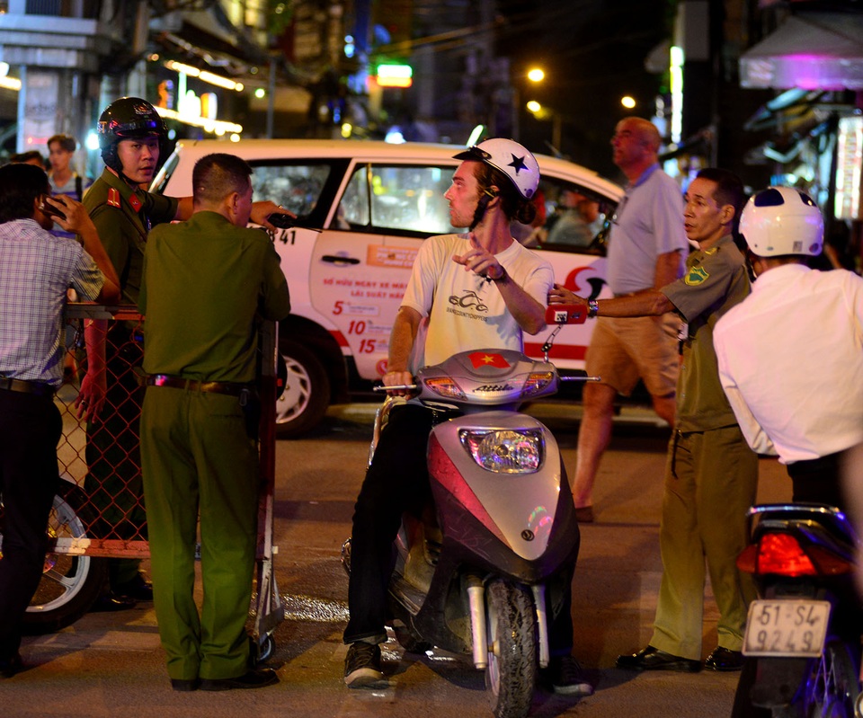 Ngày đầu tiên Phố đi bộ Bùi Viện cấm xe, người dân thong dong dạo phố - 2
Hoạt động thử nghiệm cấm xe ra vào phố đi bộ bắt đầu từ 19h00 hôm trước đến 2h00 sáng hôm sau, vào 2 ngày Thứ Bảy và Chủ nhật để tạo thói quen cho người dân và du khách. Tuy nhiên, vì chưa biết thông tin nên nhiều khách Tây đã đi xe máy vào phố đi bộ, lực lượng chức năng phải giữ lại giải thích để họ gửi xe trước khi vào.