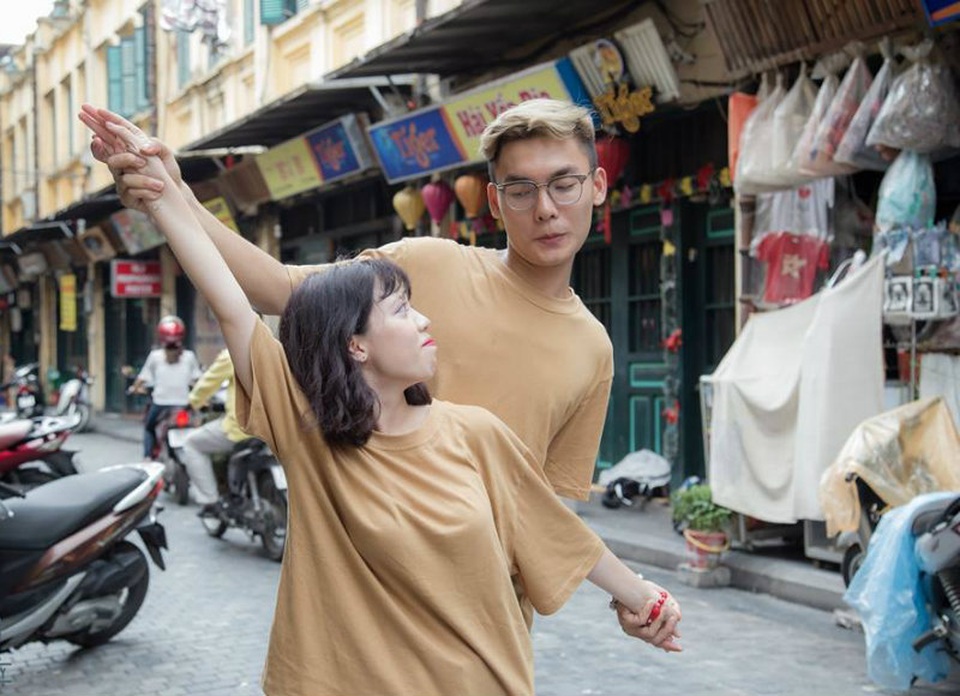 Chuyện tình “cọc tìm trâu” của cô gái 1m48 và chàng trai 1m80 - 5 Trong mắt Cường, Linh là cô bạn gái cá tính nhưng nghịch ngợm, rất bướng bỉnh và cũng hay nhõng nhẽo. Tuy nhiên, cô bạn gái lại là “trợ thủ đắc lực” giúp bạn trai trong việc kinh doanh và luôn động viên mỗi khi Cường gặp khó khăn.