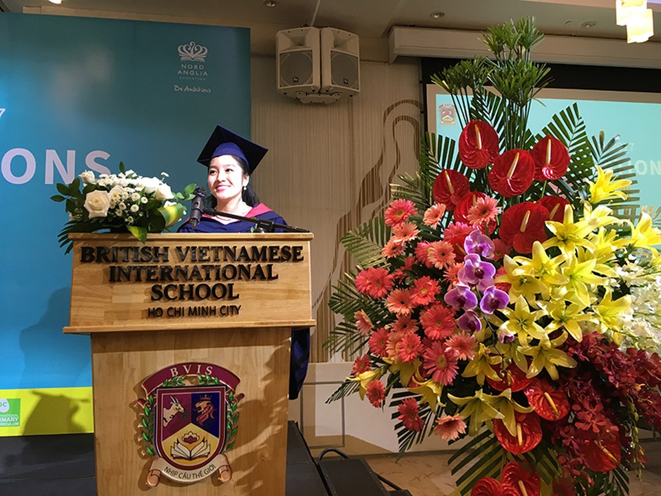 Nữ "đại sứ hòa bình” xinh xắn giành học bổng toàn phần ĐH Mỹ, Úc - 8 Châu đại diện học sinh phát biểu diễn văn tốt nghiệp trung học niên khóa 2017