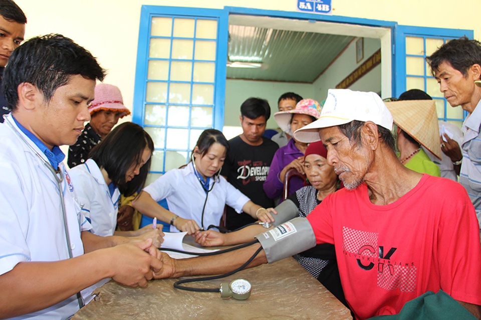 Thanh niên cả nước tham gia hành trình nhớ ơn những người anh hùng - 3 Bác sĩ trẻ tại Đắk Lắk khám bệnh cho bà con, gia đình chính sách tại địa bàn