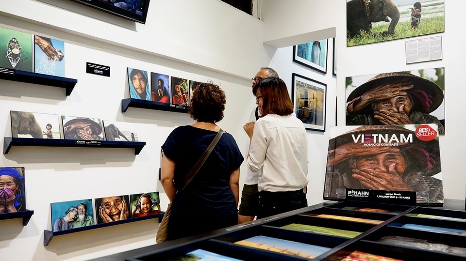 Gặp người chụp bức ảnh đăng trên 200 tạp chí của thế giới - 4 Phần thông tin bức ảnh Réhahn có đoạn: “Tại thời điểm đó, cả tôi và bà Xong không biết rằng, bức ảnh sẽ được đăng lên hơn 200 tạp chí lớn nhỏ trên toàn thế giới…”