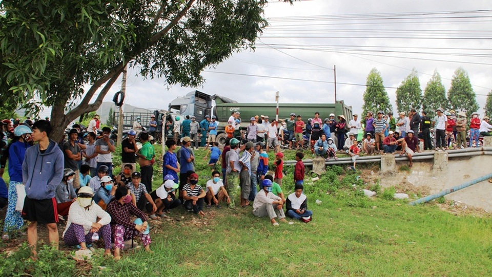 Nhiều người dân hiếu kỳ đến theo dõi vụ việc