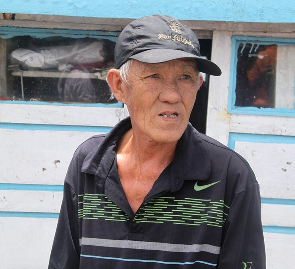 Ngư dân kể chuyện cứu 10 thuyền viên trên con tàu chìm - 4 Lão ngư Lê Sơn (63 tuổi, trú xã Mỹ Thọ, huyện Phù Mỹ, Bình Định), thuyền viên trên tàu cá BĐ 91072 TS kể về việc cứu các thuyền viên trên tàu vận tải trước khi chìm.