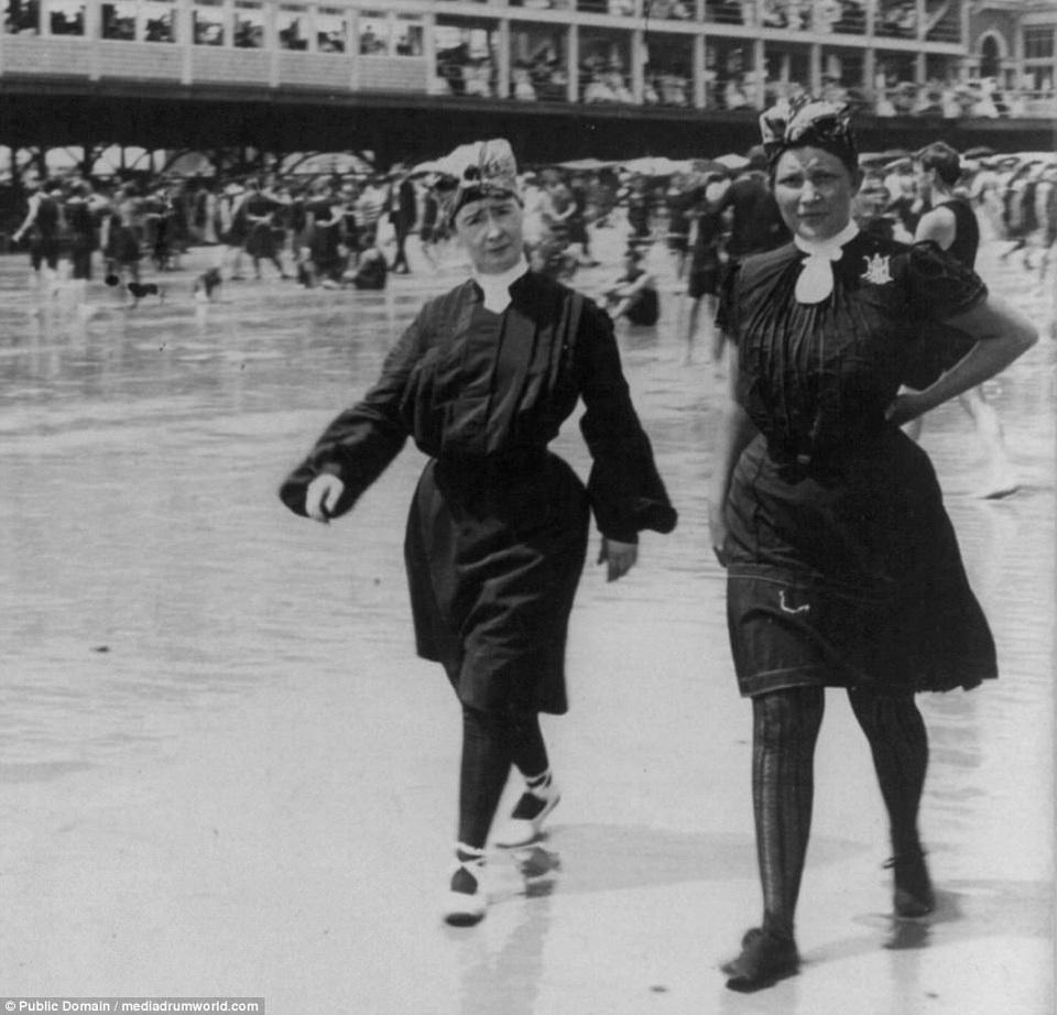 Những phụ nữ theo phong cách “cổ điển” ra biển “kín đáo” như thế này. Ảnh chụp ở thành phố Atlantic (Mỹ) năm 1903. Thời này, những phụ nữ dám để lộ nhiều “da thịt” khi ra biển rất dễ gặp rắc rối với cảnh sát.