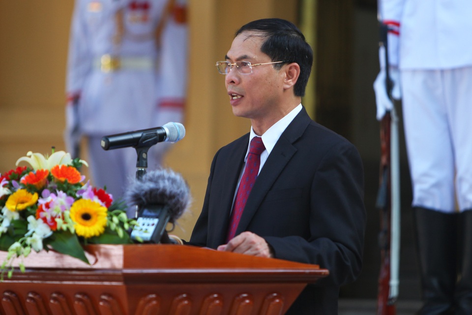 Lễ thượng cờ ASEAN kỷ niệm 50 năm ngày thành lập - 8
Phát biểu tại buổi lễ, Thứ trưởng Thường trực Bộ Ngoại giao Bùi Thanh Sơn cho rằng đây là thời khắc để các thành viên ASEAN có thể tự hào nhìn lại chặng đường phát triển bền bỉ, nỗ lực của các quốc gia Đông Nam Á trong nửa thập kỷ qua để cùng nhau tiến bước vì tương lai chung của Cộng đồng ASEAN.