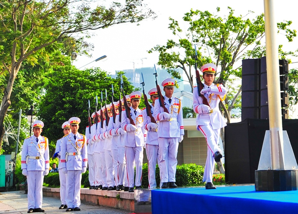 Hình ảnh lễ Thượng cờ ASEAN tại TPHCM - 4 Cờ khối ASEAN được những người lính tiêu binh bồng trên tay chuẩn bị di chuyển ra vị trí cột cờ