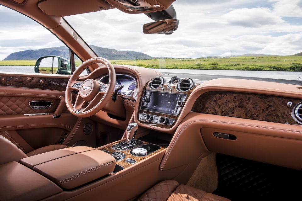 Chuẩn bị ra mắt SUV, Rolls-Royce "vùi dập" Bentley Bentayga - 4 Không còn việc cạnh tranh giữa hai thương hiêu siêu xe khi mà đứng đằng sau đó là hai ông lớn Volkswagen và BMW.