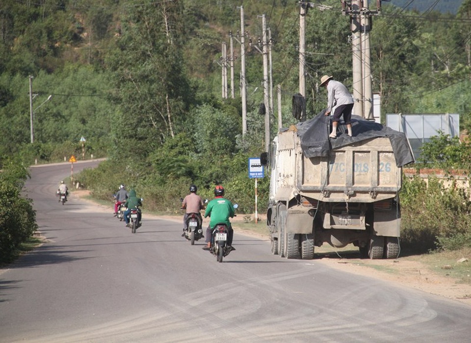 Bình Định: Dấu hiệu khai thác đất trái phép, đoàn xe ben rầm rập "hành" dân! - 3 Xe tải chở đất cơi nới thùng, có ngọn chạy tung hoành trên đường nhưng lực lượng chức năng chẳng thấy đâu?