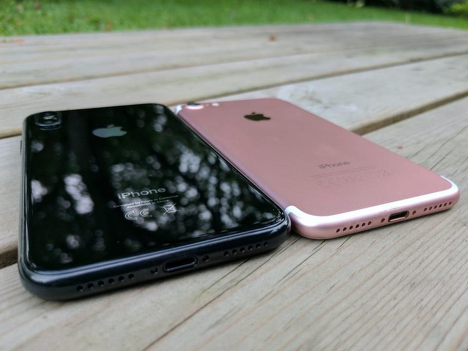 Lộ video cùng hình ảnh thực tế bên trong nhà máy sản xuất iPhone 8 - 6 iPhone 8 đặt cạnh bản iPhone 7 màu vàng hồng.