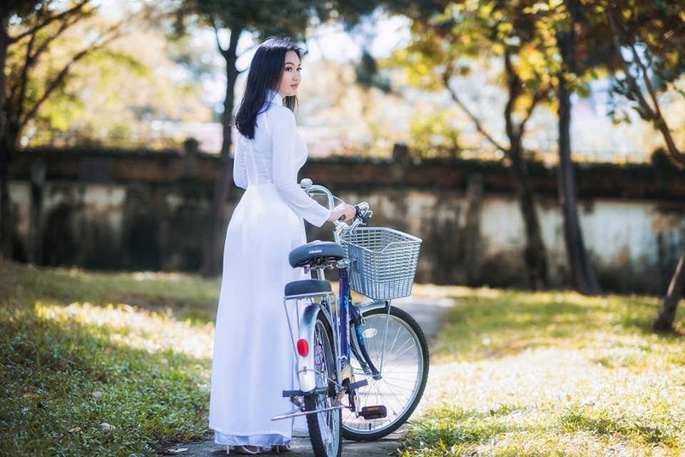 “Hot girl thổ dân” trở lại trong tà áo dài trắng gây sốt mạng - 8 Hiện tại, Hứa Phạm Linda đang là du học sinh tại Mỹ, 9x theo đuổi ngành học Quản trị Kinh doanh để thực hiện ước mơ của mình.