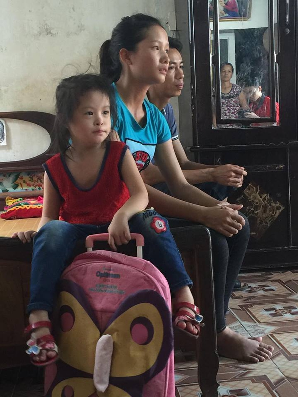 Vì không có điều kiện phẫu thuật cho con nên nhiều năm nay cháu Quỳnh đang sống chung với bệnh tật.