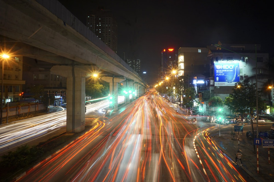 Hà Nội lung linh về đêm - 4
Đường Nguyễn Trãi. Đây là trục đường hướng tâm có lưu lượng giao thông cực lớn. Trên con đường này hiện có tuyến đường sắt đô thị Cát Linh - Hà Đông đang thi công.