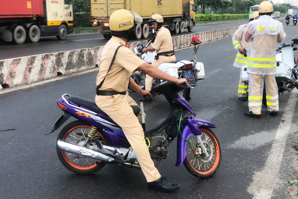 Chạy xe vào đường cấm, nam thanh niên chống đối CSGT rồi… bỏ xe - 1
Chiếc xe máy hiệu Wave đã được độ lại nhiều bộ phận, bị đối tượng vi phạm bỏ lại hiện trường.