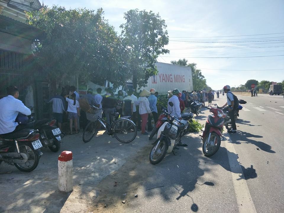 Tránh cụ ông, xe container đâm nát ki ốt bên đường - 1 Hiện trường vụ tai nạn