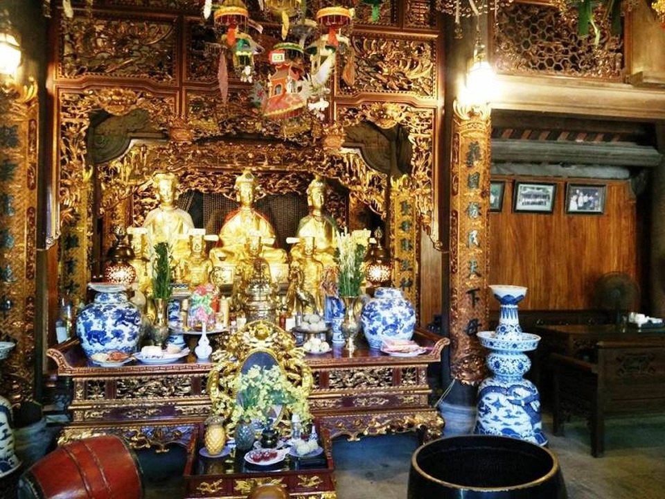 Bên trong đền, các pho tượng được thếp vàng, gian thờ được trạm khắc tinh xảo sơn son thếp vàng. Nơi đây được hương khói thường xuyên.