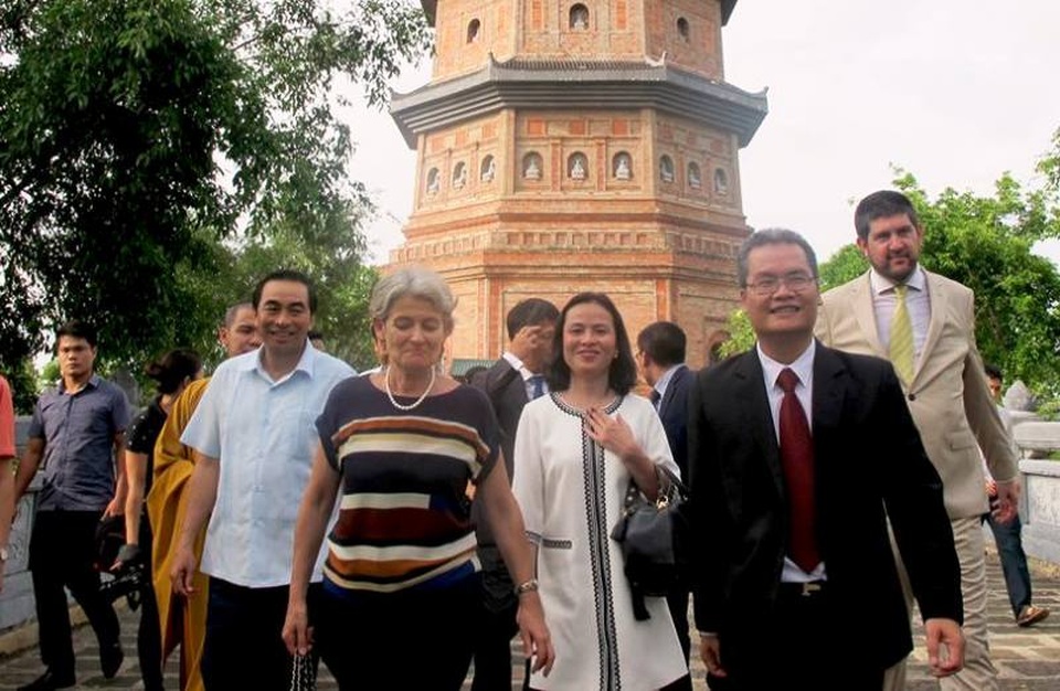 Tổng giám đốc UNESCO thăm quần thể danh thắng Tràng An - 3 Bà Irina Bokova vui mừng trong lần đầu đến thăm danh thắng Tràng An.