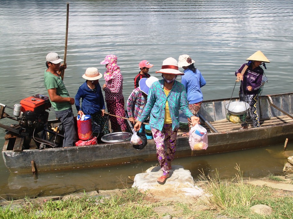 Chòng chành trên những chuyến đò vượt sông Kôn đến lớp! - 4 Người dân gặp nhiều khó khăn khi qua trung tâm xã