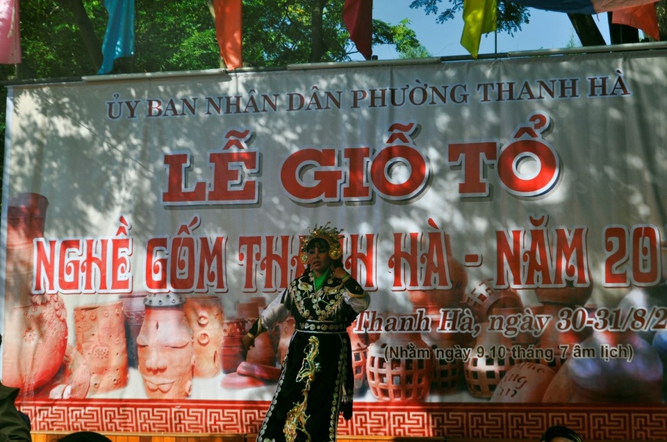 Hát tuồng do nhóm tuồng Nam Diêu thể hiện trong ngày giỗ tổ