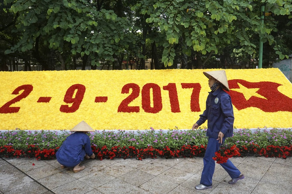 
Các nhân viên cây xanh đang hoàn thiện dòng chữ kết bằng nhiều loại hoa mang thông điệp Chào mừng 72 năm ngày Quốc Khánh 2-9-2017.
