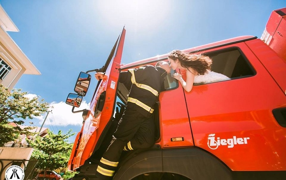 Cách đây hơn 5 năm, Thanh Tú gặp Quang Tùng thông qua một người bạn. Ấn tượng ban đầu chẳng rõ ràng, thậm chí Tú thừa nhận còn “không ưa” Tùng ngay lần gặp đầu tiên. Thế nhưng sau đó định mệnh lại khiến họ cảm mến và yêu nhau lúc nào không hay.