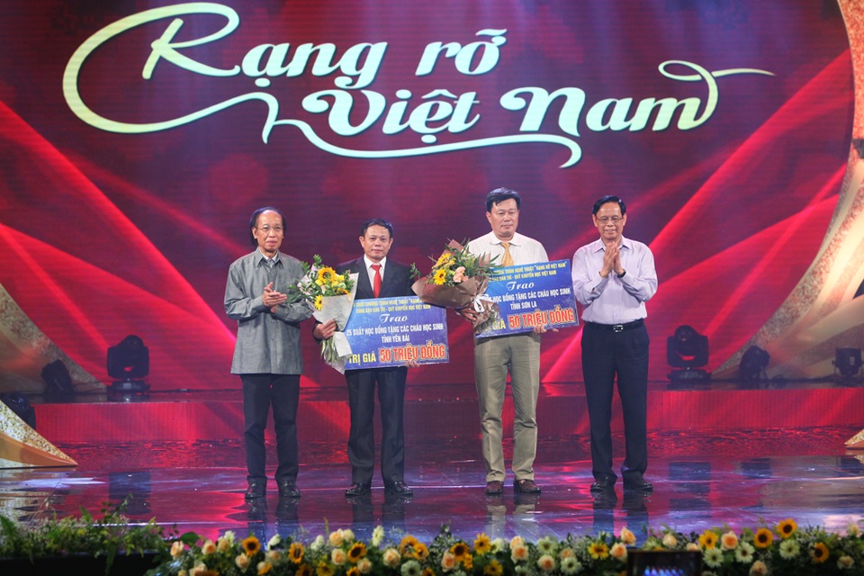 "Rạng rỡ Việt Nam": Đêm nhạc ý nghĩa chào mừng ngày quốc khánh 2/9 - 2 Ông Hồng Vinh - nguyên Ủy viên Trung ương Đảng, nguyên Phó trưởng ban Tư tưởng, Văn hóa Trung ương (ngoài cùng bên phải) và nhà báo Phạm Huy Hoàn - Tổng Biên tập báo điện tử Dân trí, Giám đốc Quỹ Khuyến học Việt Nam (ngoài cùng bên trái) trao tượng trưng số tiền ủng hộ đến Quỹ Khuyến học 2 tỉnh Yên Bái và Sơn La.