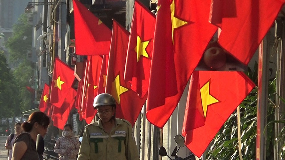 Đường phố trung tâm Hà Nội vắng vẻ trong ngày đầu nghỉ lễ - 3 
Phố Xã Đàn rợp bóng Cờ đỏ sao vàng mừng Quốc khánh.