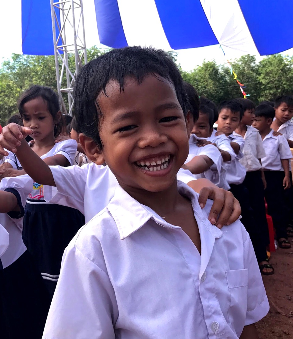 Nụ cười hồn nhiên của em học sinh khi nhận được quà trong năm học mới.