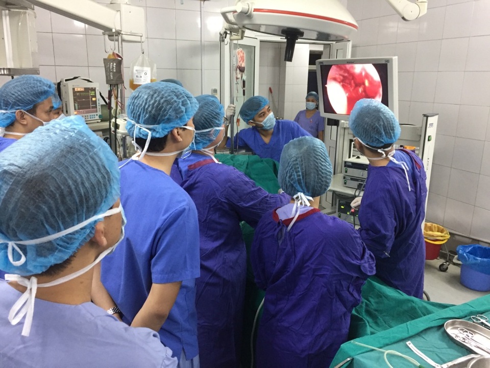 Hy hữu truyền 17 lít máu, chế phẩm máu cứu sống người bệnh nguy kịch - 1 Ca mổ rất khó khăn do bệnh nhân bị đa chấn thương, rối loạn đông máu do mất máu quá nhiều, máu chảy liên tục trong quá trình phẫu thuật. Ảnh: BS cung cấp.