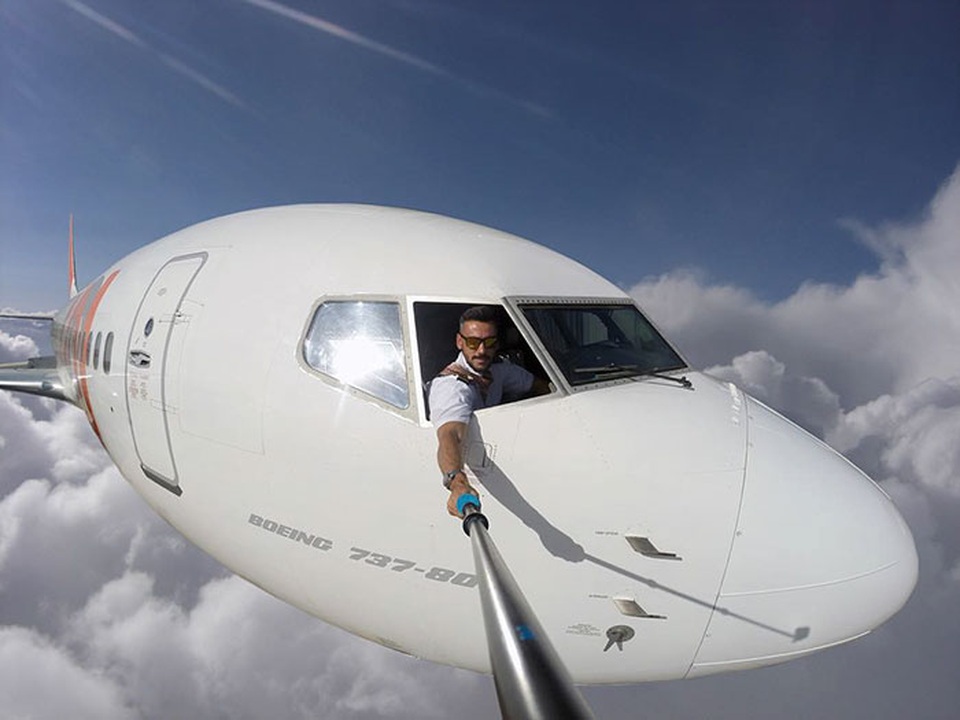 Lật tẩy bộ ảnh selfie "gây sốc" khi thực hiện bên ngoài cửa kính máy bay - 2 Lật tẩy bộ ảnh selfie "gây sốc" khi thực hiện bên ngoài cửa kính máy bay - 2