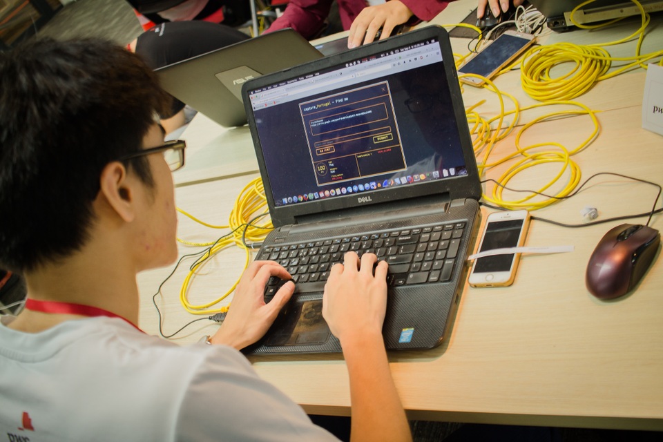 Việt Nam tổ chức cuộc thi "Xem ai hack được nhiều hơn" cho sinh viên đại học - 3 Một sinh viên đang chăm chú làm bài thi.