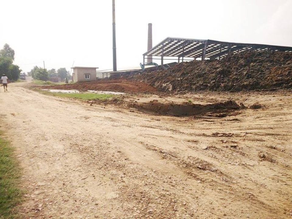 Vụ nhà máy gạch "biến hóa" đất: Chính quyền bất lực hay doanh nghiệp "chây ì"? - 4 Ngổn ngang đất nguyên liệu làm gạch của công ty Trường Thành trên đê sông Vạc.