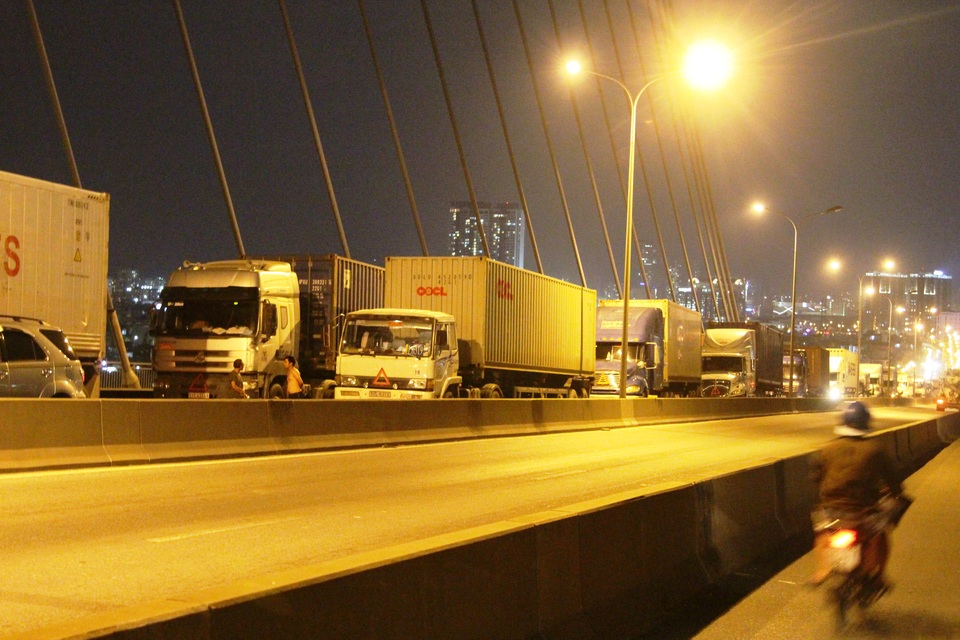 Giao thông qua cầu Phú Mỹ (hướng từ quận 7 sang quận 2) bị ùn tắc nghiêm trọng.