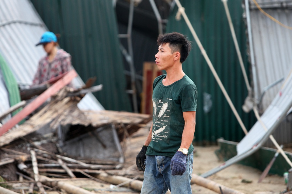 Phố biển Cửa Lò tan hoang, người dân hối hả dọn dẹp sau bão - 17
Nam thanh niên mệt mỏi sau một hồi dọn dẹp.