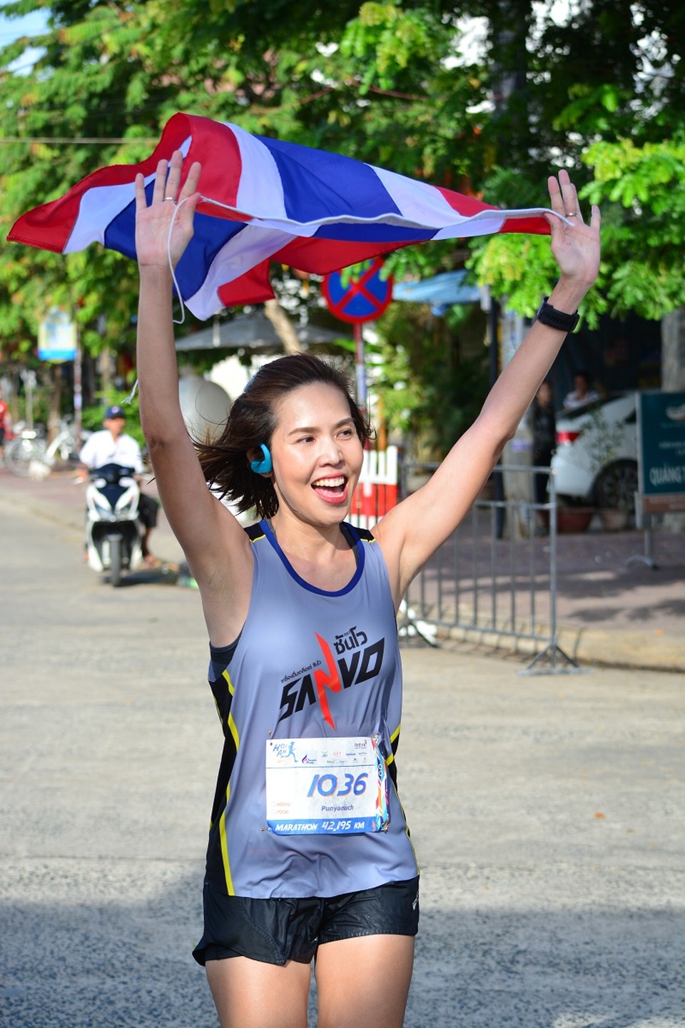 Hàng ngàn VĐV tranh tài giải Marathon “Thể thao và du lịch” Hội An 2017 - 4 VĐV Thái Lan Punyanuch Prachayanipon bỏ xa các đối thủ và cán đích đầu tiên